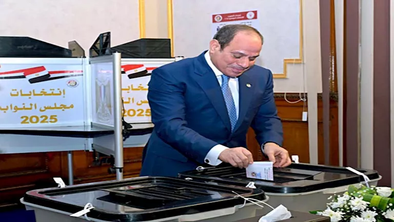 4 صور للرئيس السيسي خلال تصويته في انتخابات النواب 2025