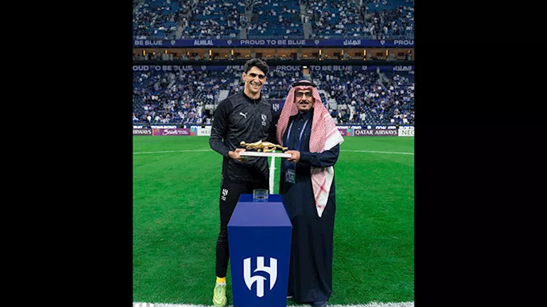 8 صور لتكريم الهلال السعودي ياسين بونو بعد حصوله على أفضل حارس في أفريقيا