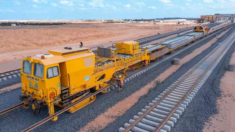 9 صور.. تقدم أعمال تركيب القضبان والفلنكات بمشروع القطار السريع