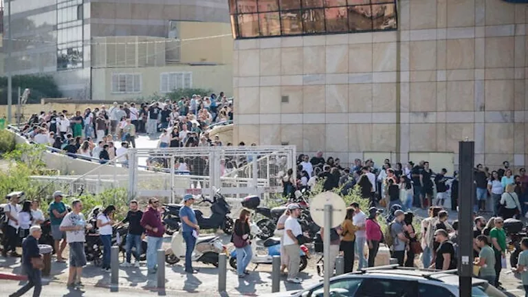 آلاف الإسرائيليين يصطفون أمام السفارة البرتغالية في تل أبيب.. ما السبب؟