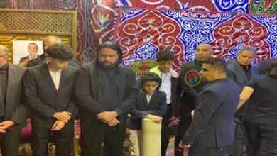 أبناء محمد صبري يتلقّون العزاء في والدهم بحضور لنجوم الزمالك والأهلي (صور)