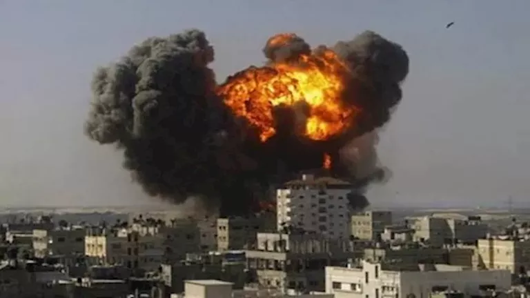 أصوات انفجارات في غلاف غزة.. والاحتلال ينفذ عمليات بالقطاع