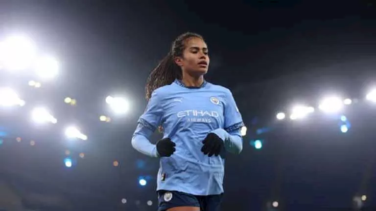 "أعطوني موز بدل الزهور".. لاعبة مانشستر سيتي تكشف تفاصيل تعرضها للعنصرية