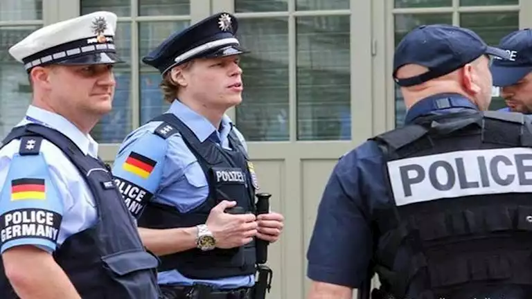 ألمانيا: إصابة نحو 15 شرطيًا خلال مظاهرات شارك فيها الآلاف بمدينة جيسن