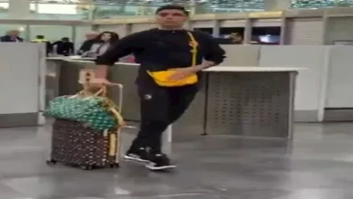 ألوان "شنط" بن شرقي تثير الجدل على السوشيال ميديا