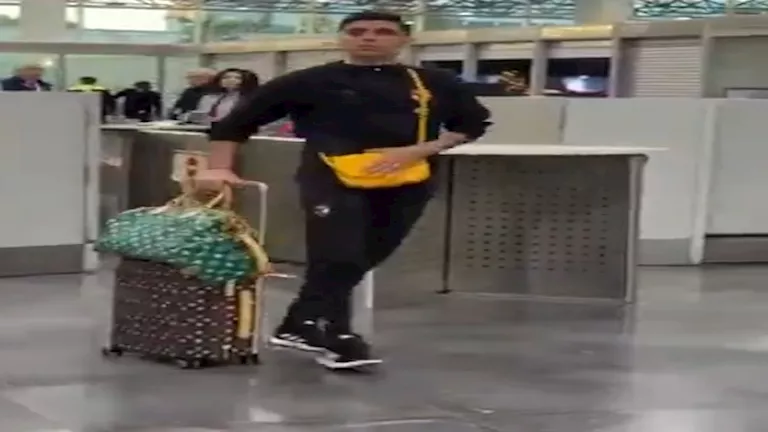 ألوان "شنط" بن شرقي تثير الجدل على السوشيال ميديا