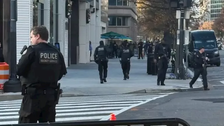 إغلاق البيت الأبيض إثر إطلاق نار على الحرس الوطني في واشنطن.. صور