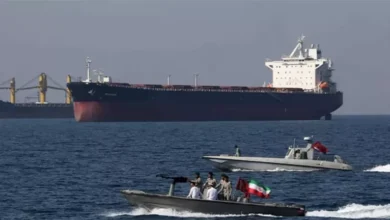 إيران تصادر سفينتين تحملان وقودا مهربا في الخليج