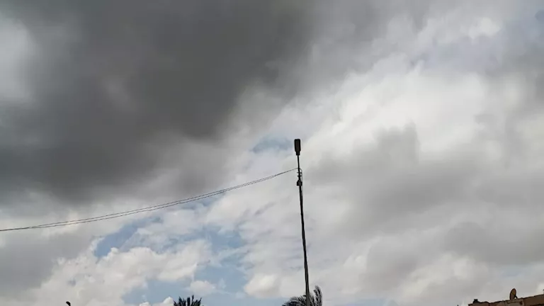 الطقس اليوم.. أمطار وسحب منخفضة ونشاط رياح