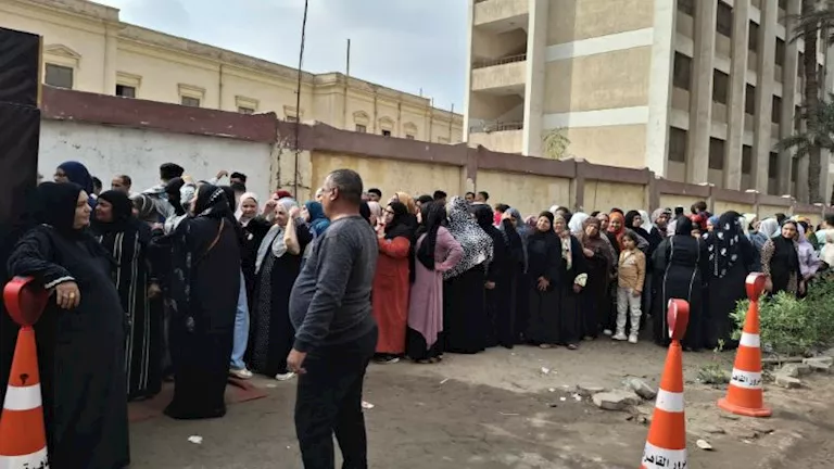 النساء يتصدرن المشهد.. توافد الناخبين على لجنة الشهيد صابر أبو ناب بحلوان