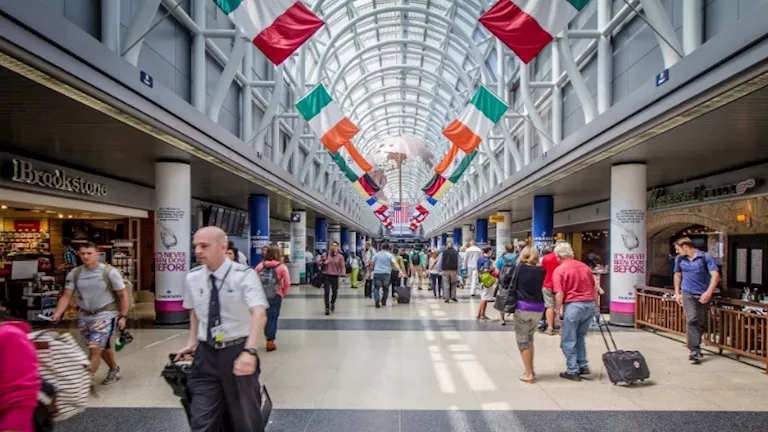 انقطاع الكهرباء وإلغاء مئات الرحلات الجوية.. ماذا حدث في شيكاغو؟