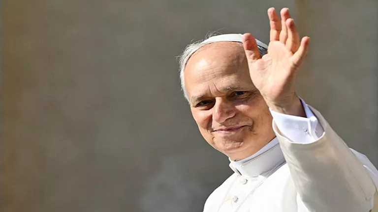 بابا الفاتيكان يصل تركيا في أول رحلة خارجية له