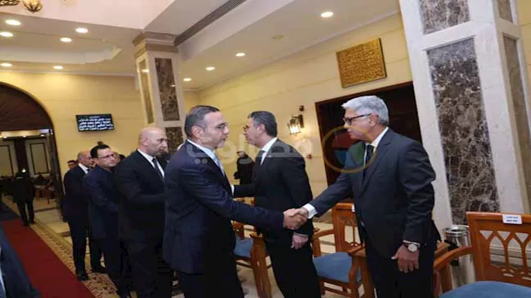 بحضور شخصيات سياسية.. بدء عزاء والدة وزير التموين بمسجد المشير طنطاوي - (صور)