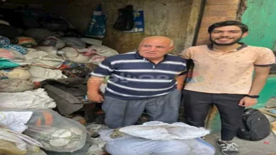 "بصّلح كور كبيرة حاليا".. حكاية أقدم صانع كرة شراب في مصر