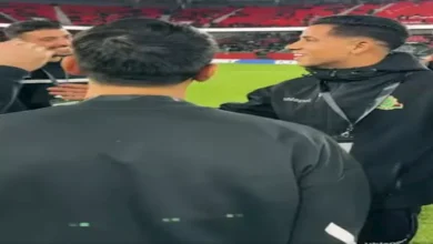 تحية متبادلة بين رضا سليم ولاعبي الأهلي قبل مباراة الجيش الملكي