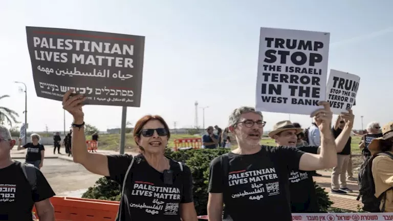 "ترامب أوقف إرهاب الاحتلال".. إسرائيليون يتظاهرون قرب مركز التنسيق الأمريكي (فيديو)