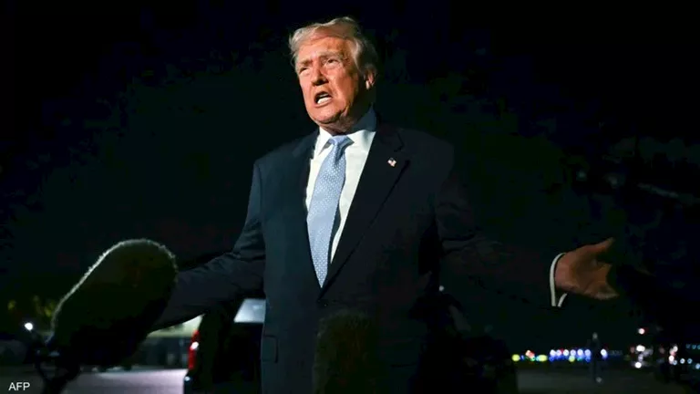 ترامب عن مشكلة صوته: بسبب الصراخ على الأغبياء (فيديو)