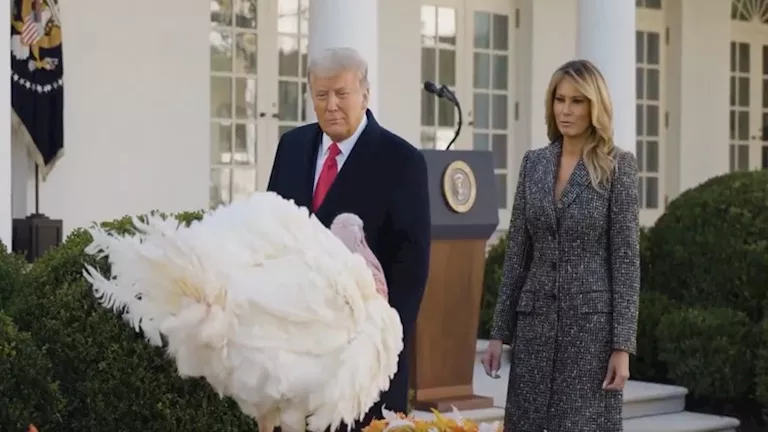 ترامب يعفو عن ديك رومي والبيت الأبيض ينشر الفيديو.. ما القصة؟