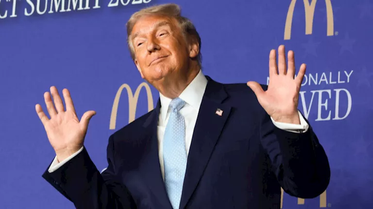 ترامب يُعيد نشر صورة يظهر فيها جالسًا على عرش إمبراطوري