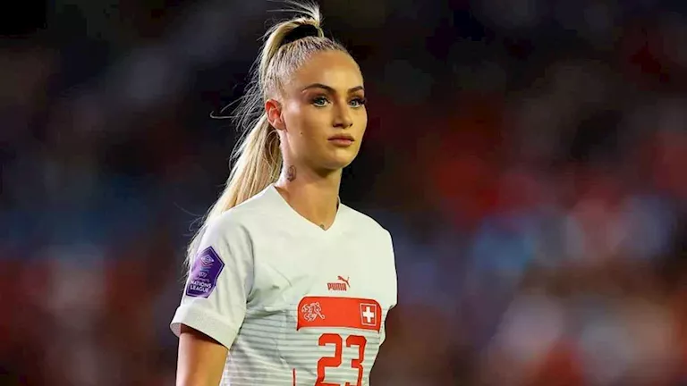 تعليق ساخر.. سرقة منزل أجمل لاعبة كرة قدم للمرة الثانية.. ما القصة؟