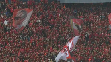 جماهير الأهلي تؤدي صلاة العشاء في مدرجات ستاد القاهرة