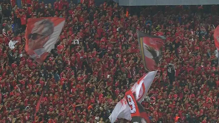 جماهير الأهلي تؤدي صلاة العشاء في مدرجات ستاد القاهرة