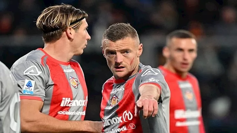 جيمي فاردي يضع لقب زوجته على قميصه في مباراة روما.. ما القصة؟