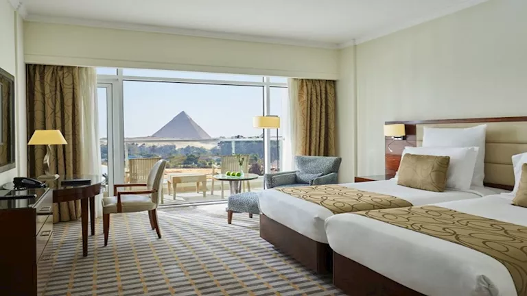 حلم الوصول إلى 30 مليون سائح.. خبراء: نحتاج 200 ألف غرفة جديدة و"هوليداي هومز" لاستيعاب 60% من العجز