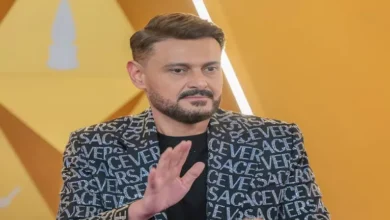 رامز جلال ينشر صورة خلال متابعته مباراة تشيلسي وبرشلونة من المدرجات