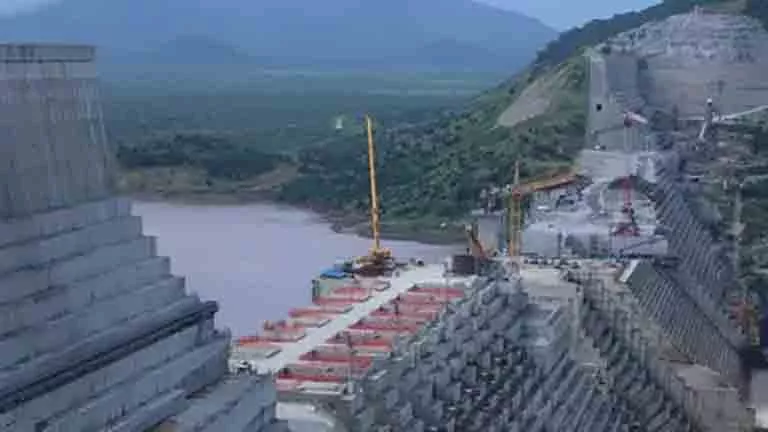 شراقي: تشغيل بعض توربينات سد النهضة وتدفق المياه نحو السد العالي