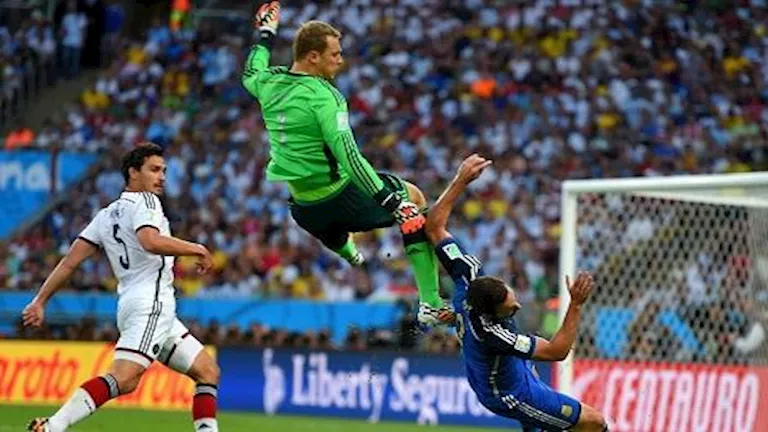 "شعرت بالذنب".. هيجواين يكشف موقف ميسي المؤثر بعد خسارة كأس العالم 2014