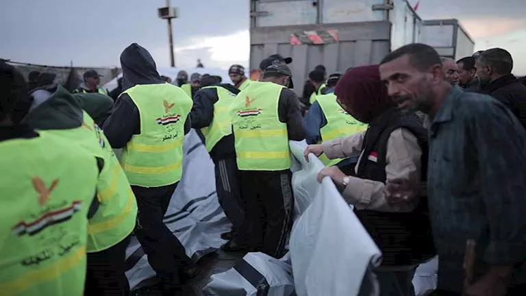 صور.. اللجنة المصرية توزع خيمًا على النازحين بغزة لمواجهة الطقس البارد