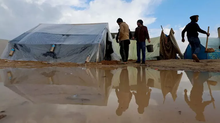 غرق عشرات خيام النازحين الفلسطينيين بمياه الأمطار جنوبي غزة