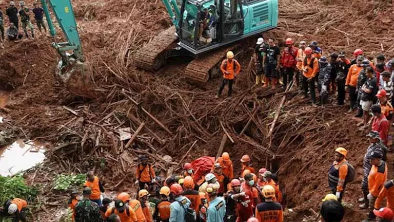 فرق الإنقاذ تبحث عن 34 مفقودا جراء انهيارات أرضية في إندونيسيا