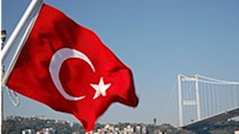 فضيحة تهز تركيا.. شاب يشارك لحظات حميمية مع شريكته في بث مباشر