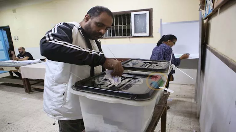 قبل إغلاق الصناديق.. توافد ملحوظ للناخبين على التصويت بروض الفرج (صور)