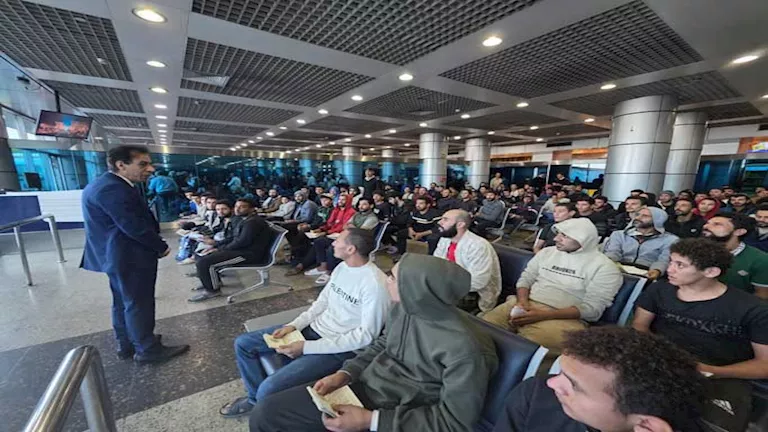 "كانوا محتجزين في ليبيا".. الخارجية تنجح في استعادة 131 مواطن مصري | صور