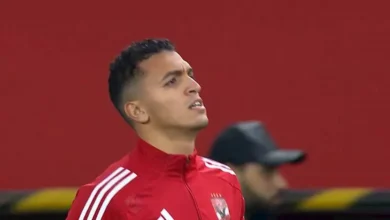 لقطة طريفة من ياسين مرعي لاعب الأهلي خلال مباراة الجيش الملكي