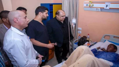 للاطمئنان على صحهتم.. خالد اللبان يزور طلاب أسوان المصابين بحادث طريق إسنا- صور