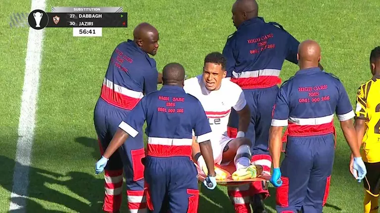 محمولا على نقالة.. بالصور لحظة مغادرة الجزيري مباراة الزمالك مصابا