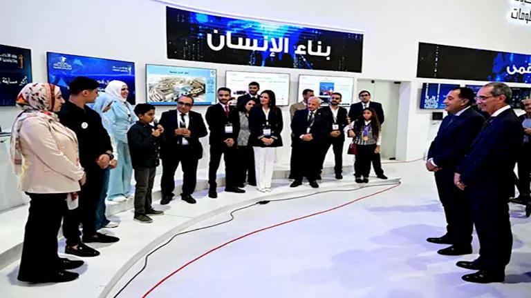 مدبولي يناقش عددًا من خريجي مبادرات وزارة الاتصالات حول مشروعاتهم