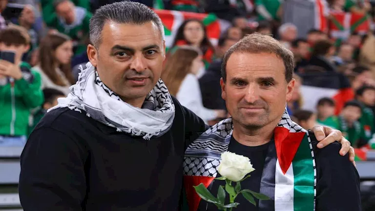 مدرب منتخب فلسطين يكشف سبب بكائه خلال ودية إقليم الباسك