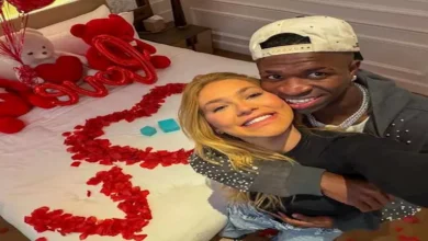 مزحة حمل تُشعل التوتر بين فينيسيوس وصديقته.. ما القصة؟