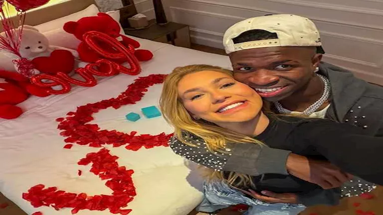 مزحة حمل تُشعل التوتر بين فينيسيوس وصديقته.. ما القصة؟