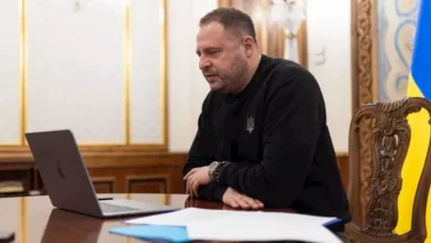 مسؤولو مكافحة الفساد في أوكرانيا يداهمون مقر مساعد بارز لزيلينسكي