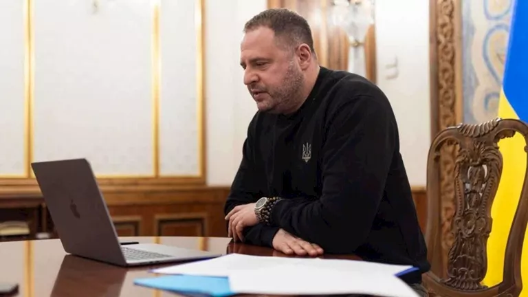 مسؤولو مكافحة الفساد في أوكرانيا يداهمون مقر مساعد بارز لزيلينسكي