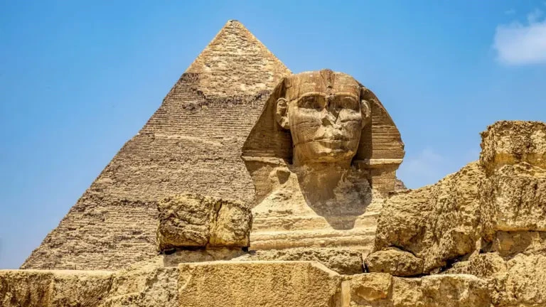 هل يوجد أسفل الأهرامات وأبو الهول أسرارًا مخفية؟.. زاهي حواس يوضح