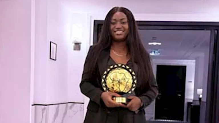 "يقف بين الكبار".. تعليق زوجة مايبلي على تتويجه بأفضل لاعب داخل أفريقيا 2025