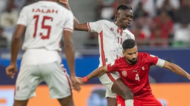 5 صور للقطة طريفة في مباراة السودان والبحرين بكأس العرب
