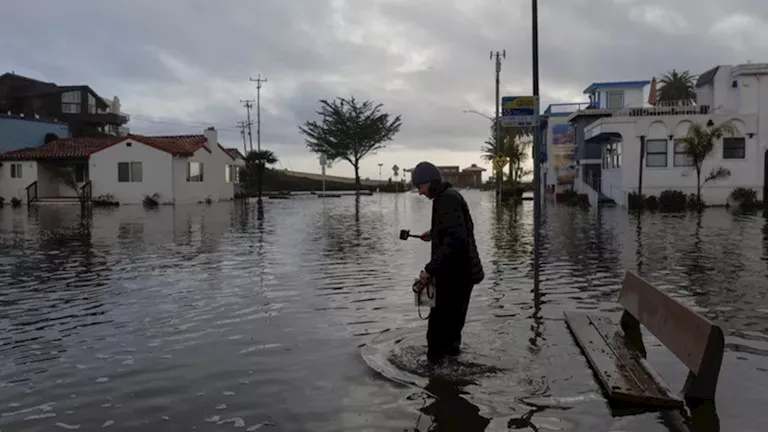 أمريكا: الفيضانات في شمال كاليفورنيا تغرق الطرق ووفاة شخص